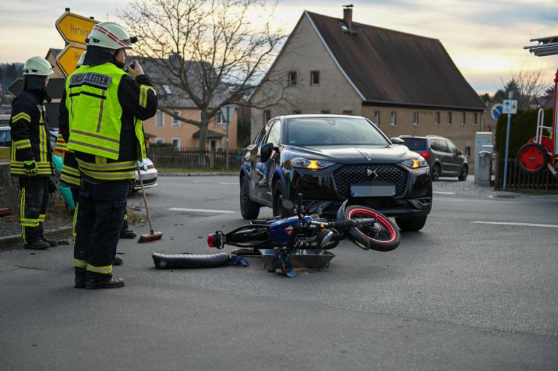 Kreuzungscrash: PKW und Moped kollidieren