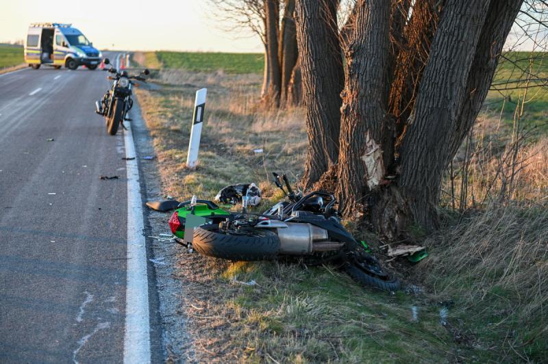 Tragischer Unfall: Eine Person stirbt bei Motorradunfall