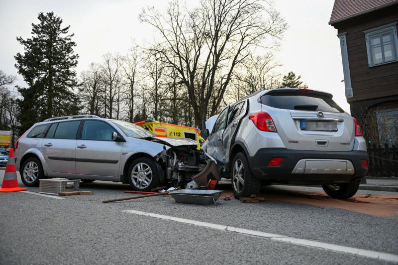 Kreuzungscrash: Opel und Renault krachen ineinander