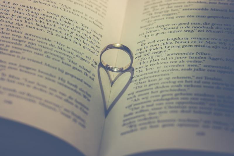 Der perfekte Verlobungsring – goldenes Zeichen der Liebe
