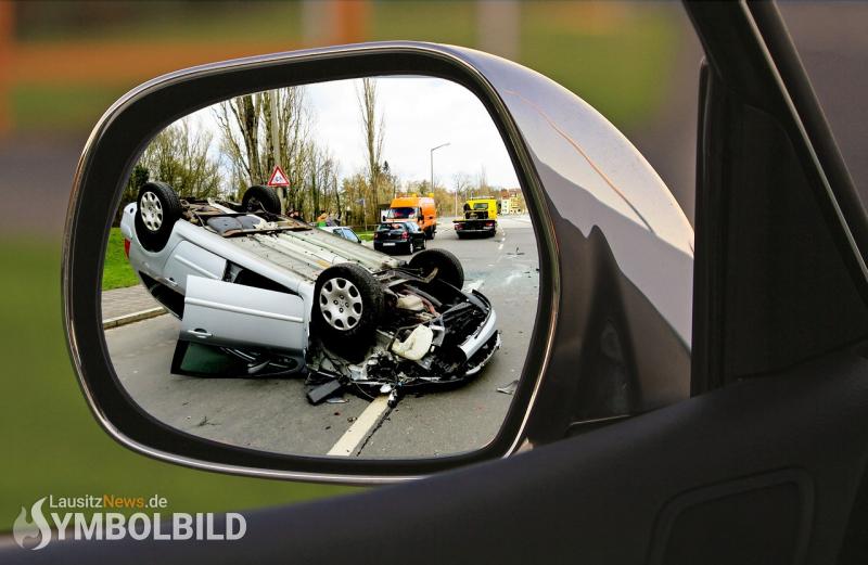 Opel überschlägt sich – zwei Verletzte