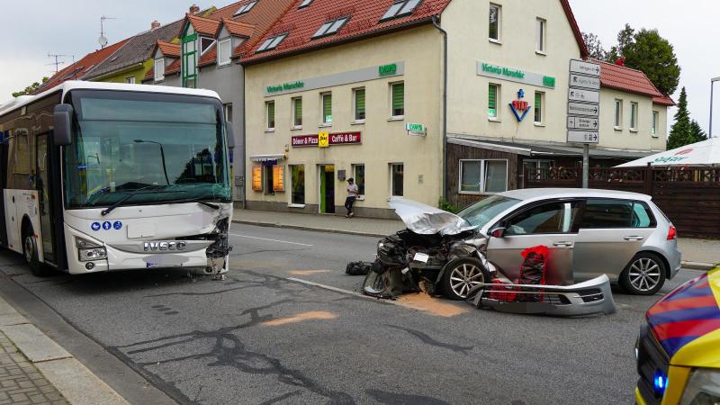 Bus und VW kollidieren frontal miteinander