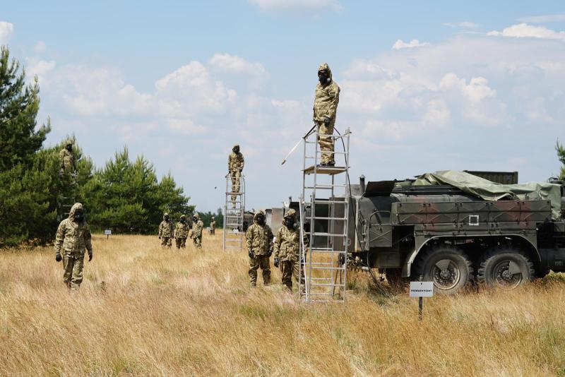 ABC-Abwehrzüge von Militär aus NATO Staaten und der Katastrophenschutz proben Ernstfall