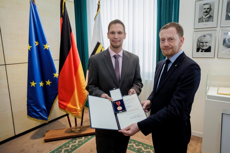 Ministerpräsident Kretschmer überreicht Verdienstorden der Bundesrepublik Deutschland an Arzt aus Hoyerswerda