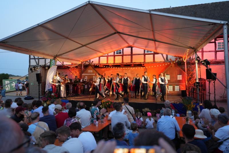 Folklorefestival auf den Bühnen des Ortes