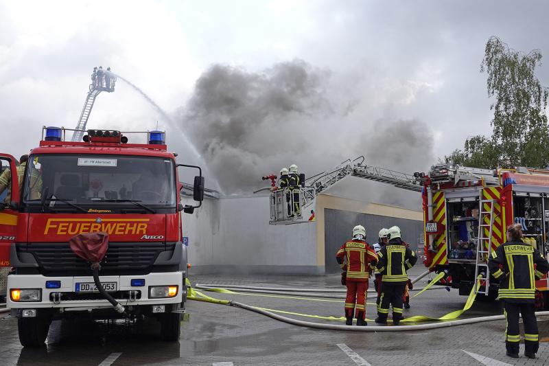 Supermarkt stand in Flammen und brannte aus