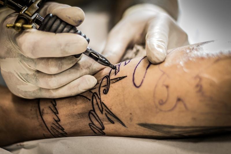 Tattoos liegen weiter im Trend – Interessierte sollten Risiken kennen und meiden