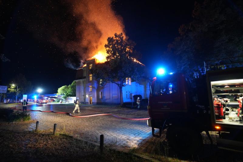 Dachstuhl von Mehrfamilienhaus in Flammen
