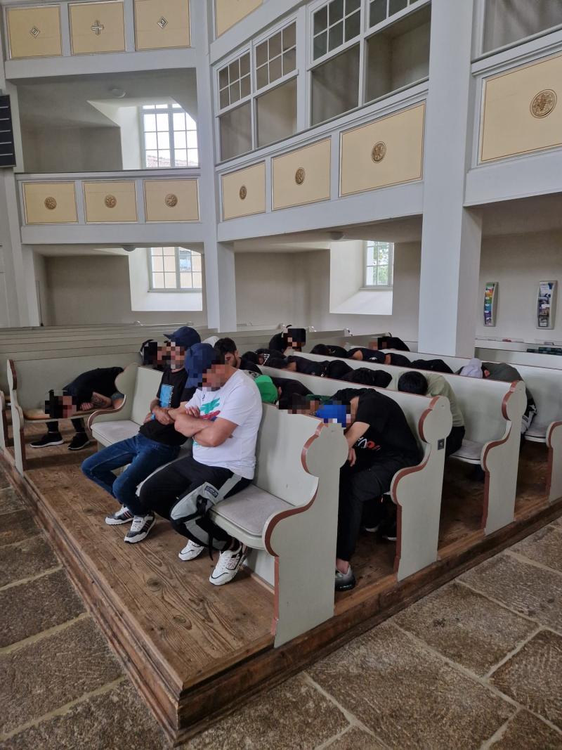 Schleuser hatte 21 Migranten und kleine Kinder im Transporter - Zweite Schleusergruppe harrte in Kirche aus