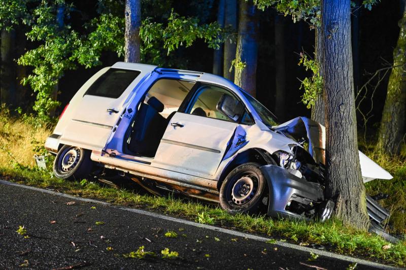 Von der Straße abgekommen: VW Caddy kracht frontal gegen Baum