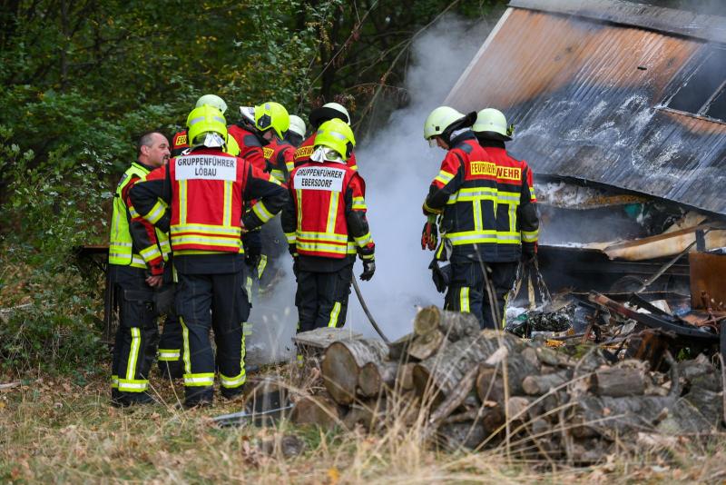 Wieder Brandstiftung: Bauwagen stand lichterloh in Flammen