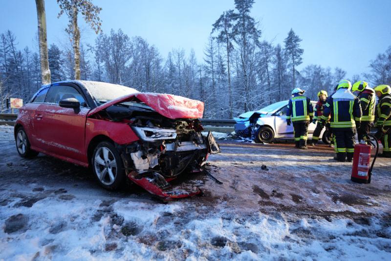Audi kracht in Gegenverkehr - Drei Verletzte