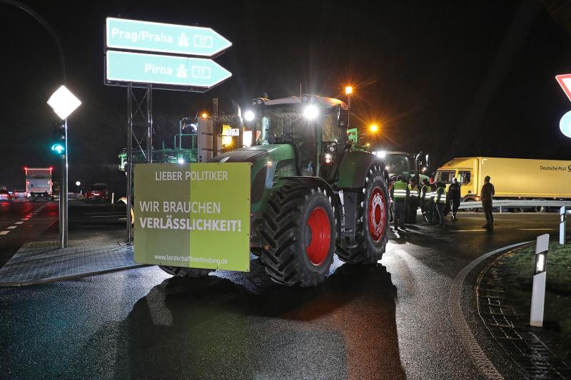 Landwirte blockierten Autobahnauffahrten