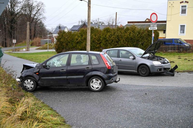 Unfall zu Weihnachten: Ford und VW krachen ineinander