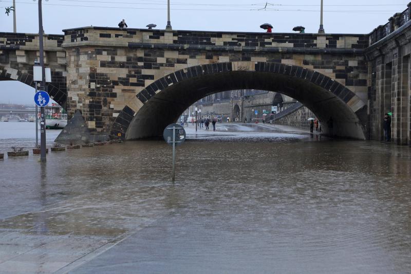 Hochwasser in stieg auf über 5 Meter - erste Flutschutzwände errichtet