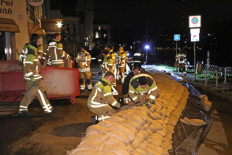 Feuerwehr errichtete Sandsackdamm in Laubegast