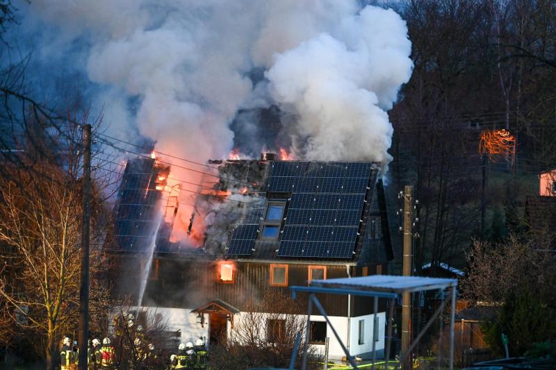 Wohnhaus steht lichterloh in Flammen: Großeinsatz der Feuerwehr