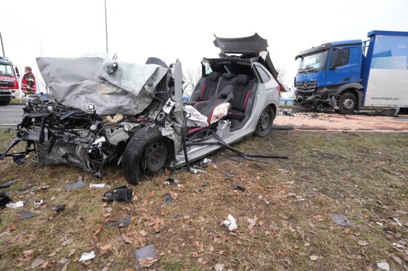 Nach Frontalcrash mit LKW: Autofahrer stirbt